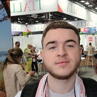 Portrait de Kyllian Lefevre, professeur réseau informatique TCP/IP et développeur web freelance spécialisé en création de sites vitrines modernes à Paris